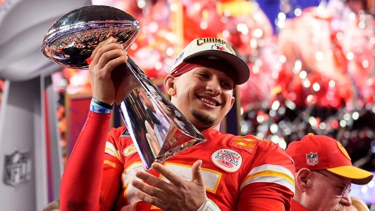 Mahomes signs record-breaking $500m Chiefs contract